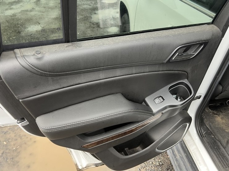 2017-chevrolet-tahoe-image-24