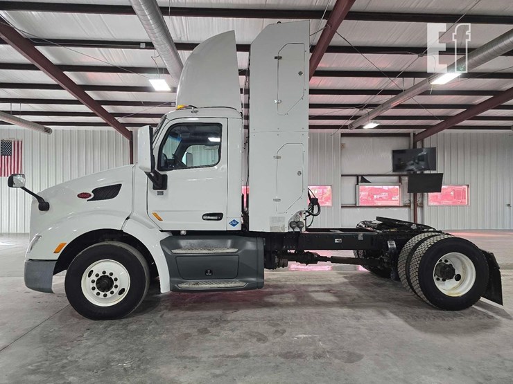 2017-peterbilt-579-image-5