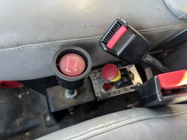 2002-freightliner-fl80-image-32