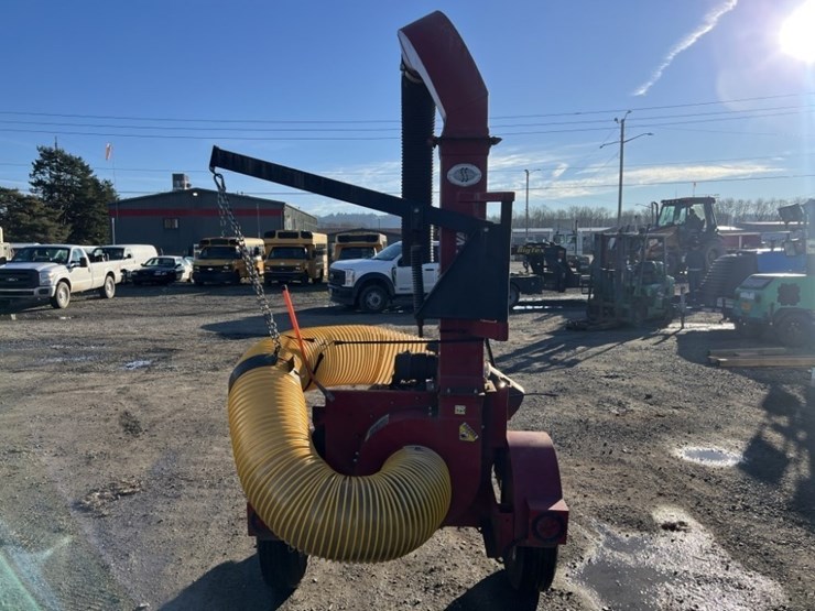 2012-giant-vac-tl29202bvg-towable-leaf-vacuum-image-5