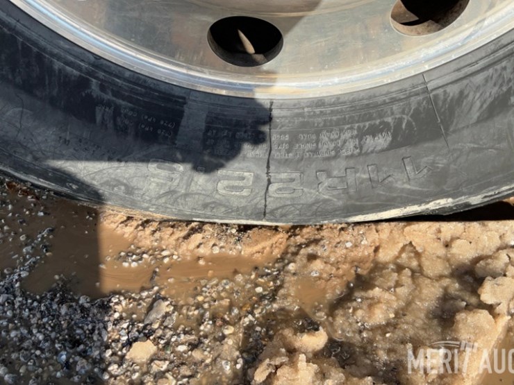 2012-peterbilt-384-image-13