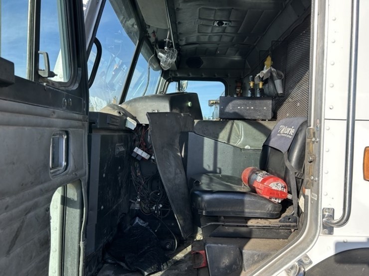 2012-peterbilt-320-image-10