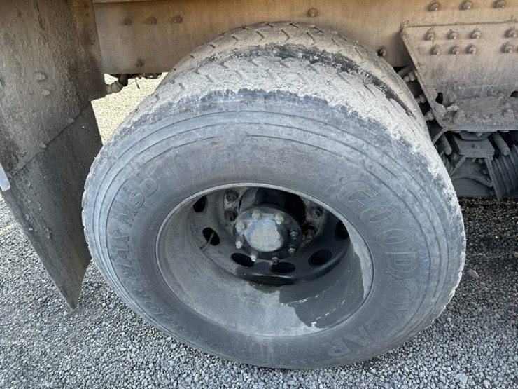 2012-peterbilt-320-image-32