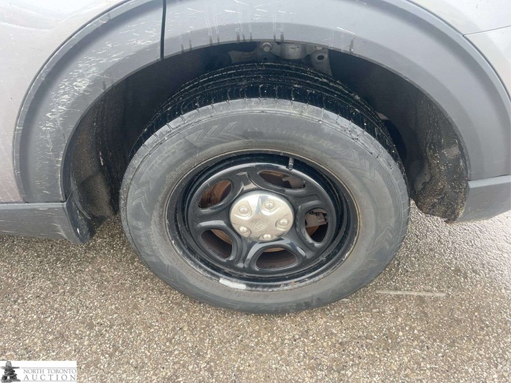 2020-ford-explorer-image-21