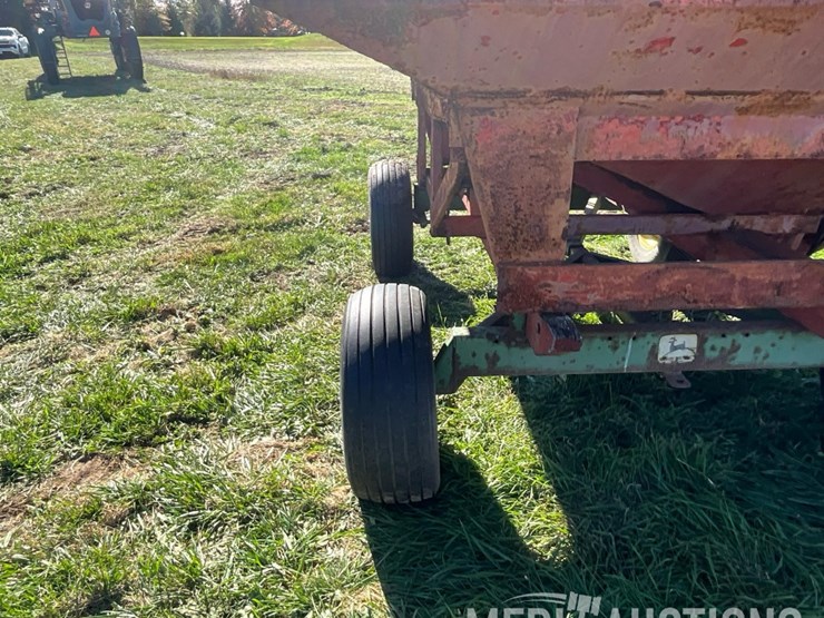 j&m-gravity-wagon-on-john-deere-gear-image-22