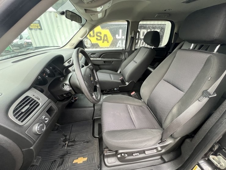 2011-chevrolet-tahoe-image-23