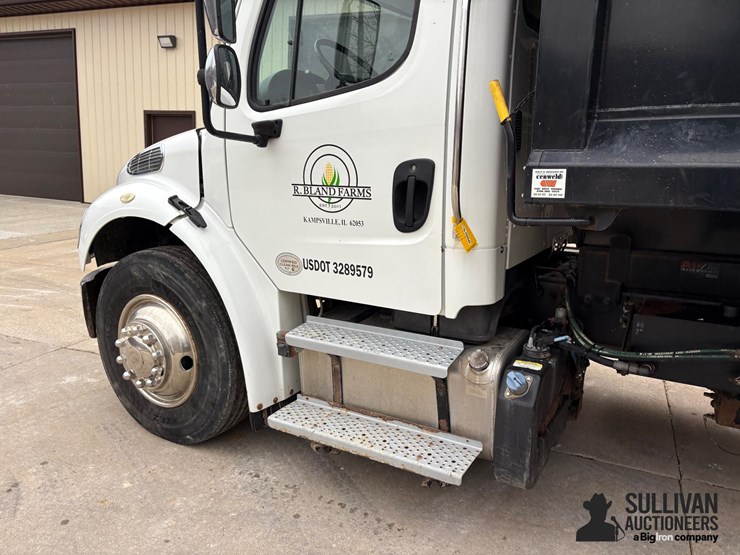 2015-freightliner-m2-106-image-11