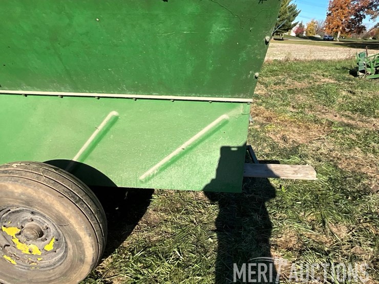 tandem-axle-2-compartment-feed-wagon-image-27