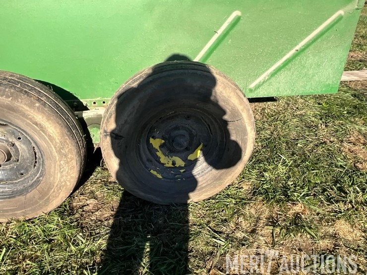 tandem-axle-2-compartment-feed-wagon-image-23