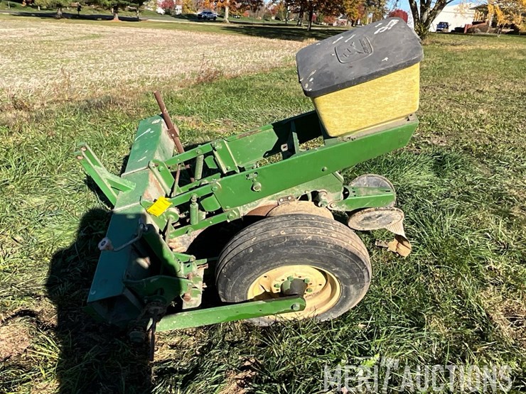 single-row-john-deere-planter-image-4