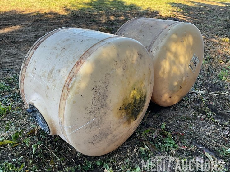 (2)-200-gallon-john-deere-poly-tanks-image-7