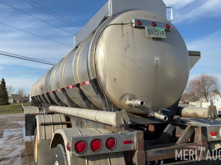 polar-mfg-co.-5,500-gallon-stainless-steel-tanker-image-28