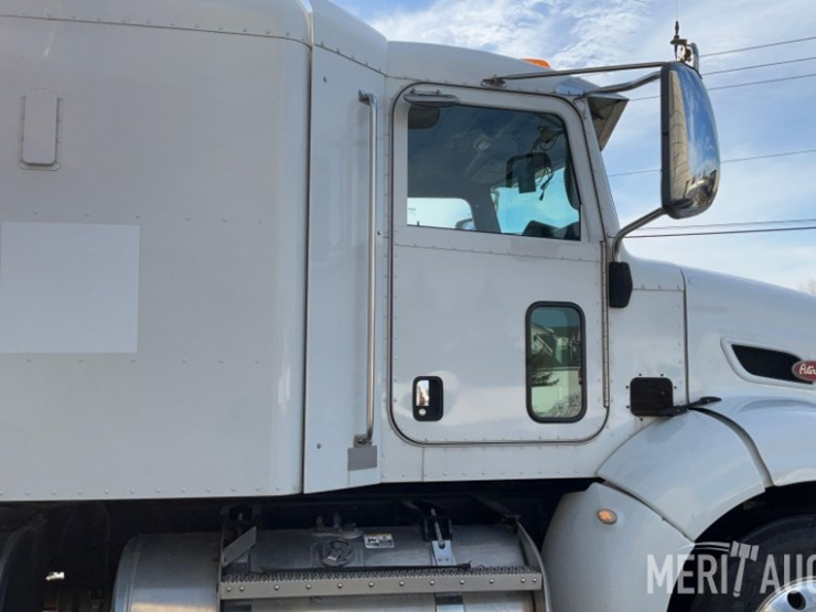 2012-peterbilt-384-image-32