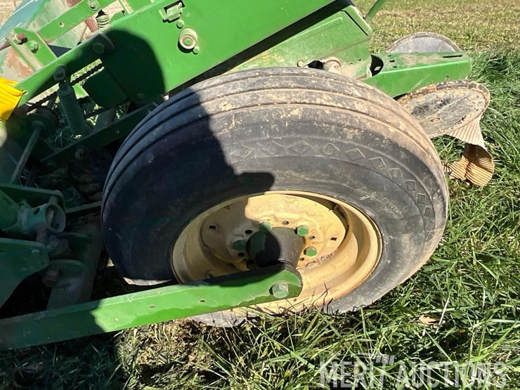 single-row-john-deere-planter-image-13