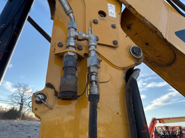 2019-caterpillar-420f2-image-14
