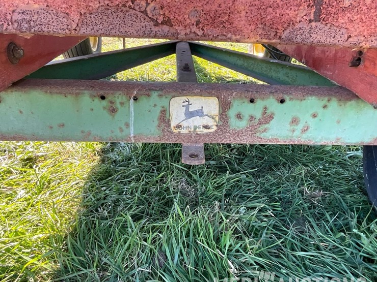 j&m-gravity-wagon-on-john-deere-gear-image-24