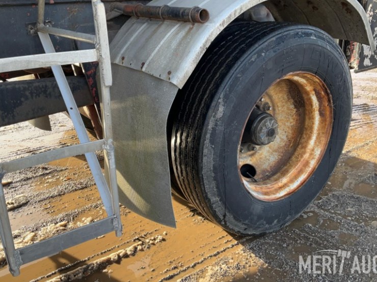 polar-mfg-co.-5,500-gallon-stainless-steel-tanker-image-35