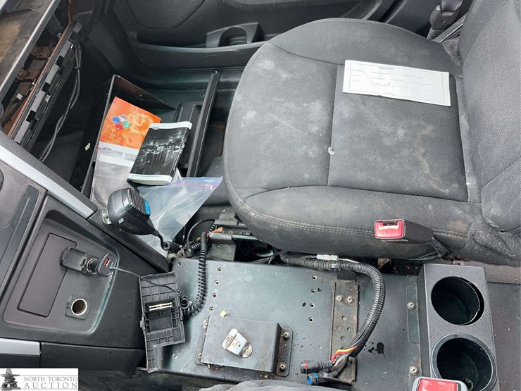 2015-ford-explorer-image-16