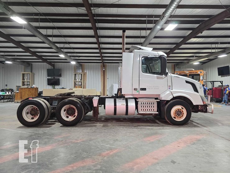 2013-volvo-vnl64t300-image-6