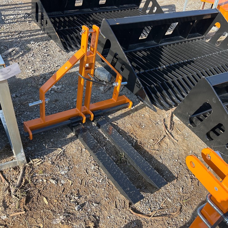 #61 • SMALL 3PT PALLET FORKS