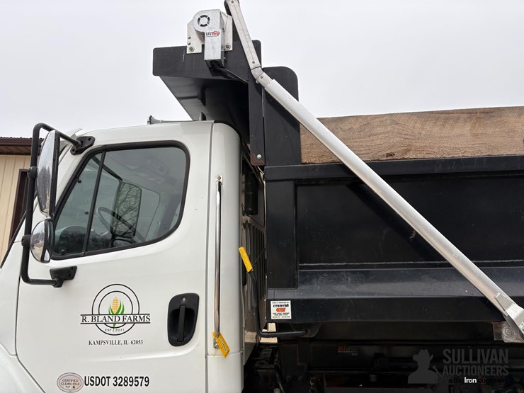 2015-freightliner-m2-106-image-9