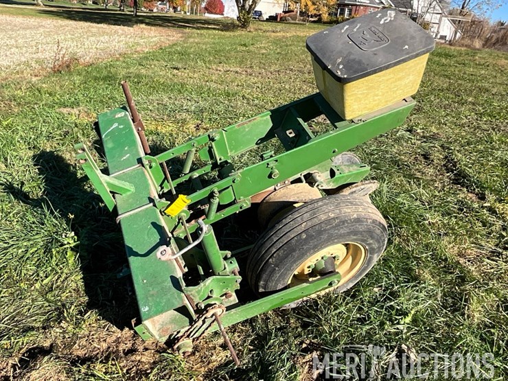 single-row-john-deere-planter-image-1