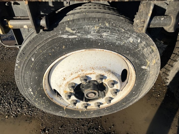 2002-freightliner-fl80-image-17