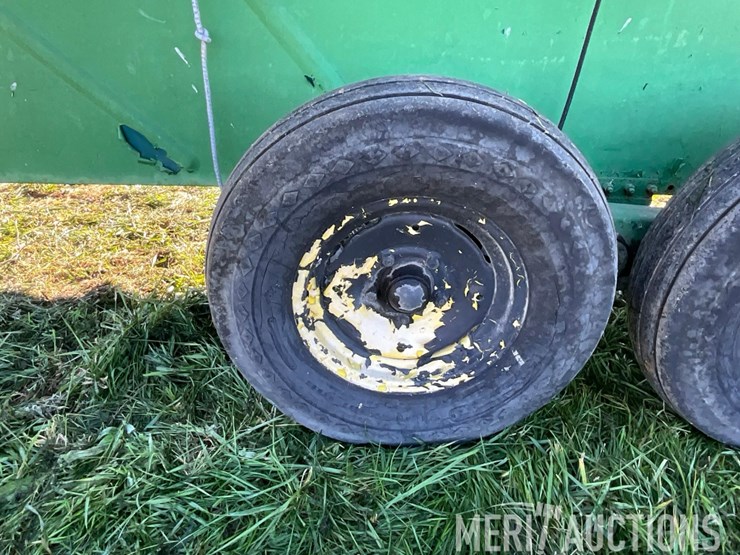 tandem-axle-2-compartment-feed-wagon-image-32