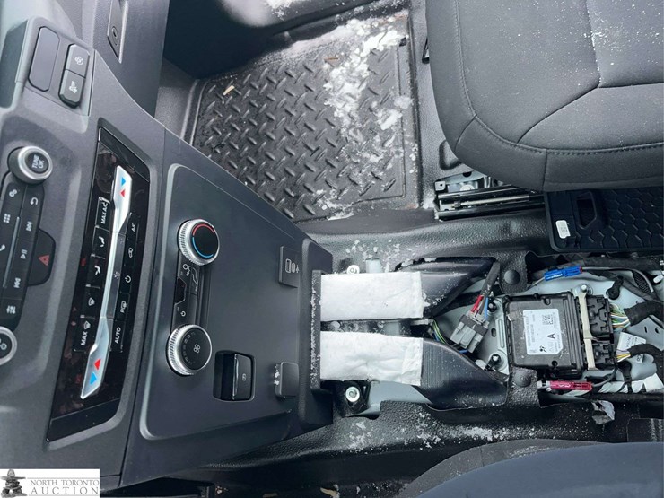 2025-ford-explorer-image-18