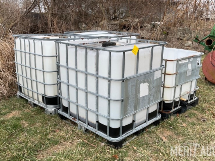 (3)-250-gallon-poly-totes-(1)-with-lid-off-image-3