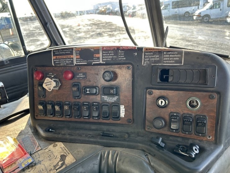 2012-peterbilt-320-image-17