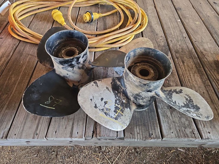 2-propellers-off-of-mercruiser-boat-image-2