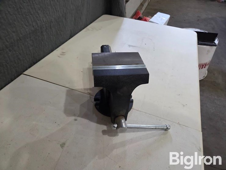 viper-receiver-hitch-vise-image-3