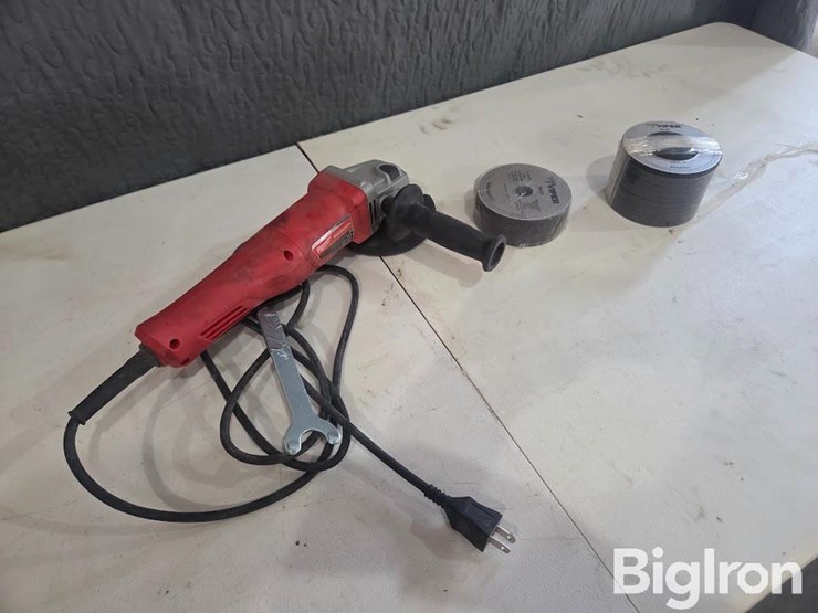 milwaukee-4-1/2"-grinder-image-3