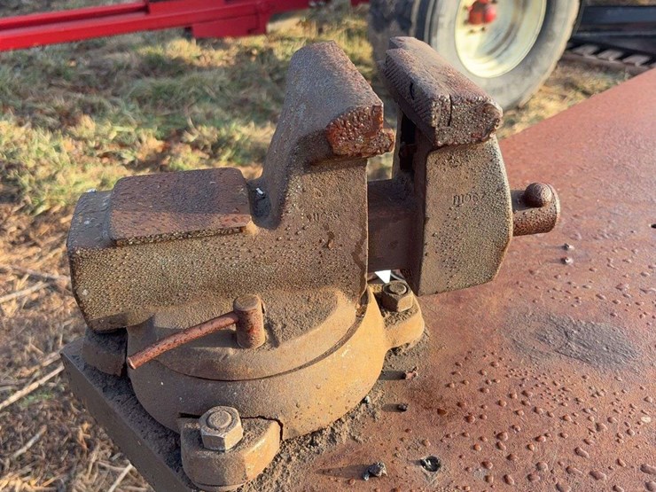 46"x46"-welding-table-36"t-with-vise-and-bench-grinder-image-5