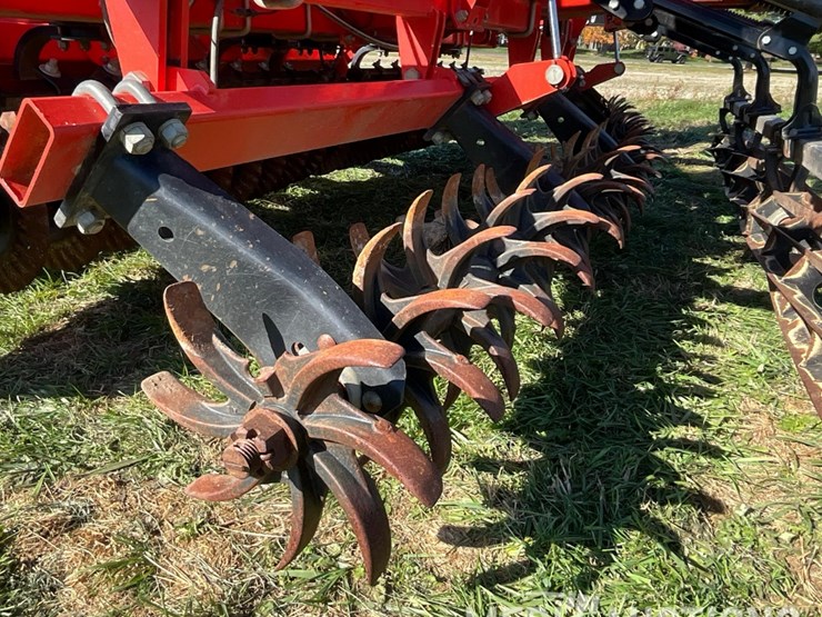 2016-kuhn-krause-8005-excelerator-verticle-tillage-tool-image-31