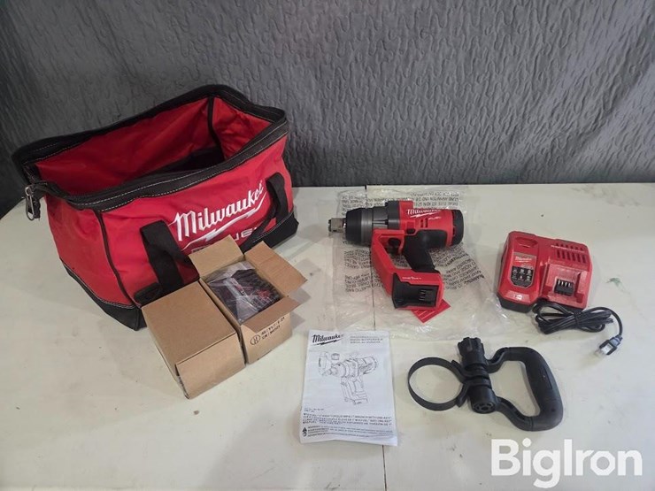 milwaukee-1"-square-ring-impact-wrench-image-2