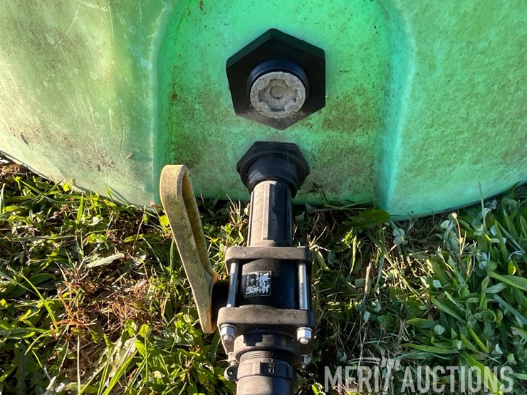 green-1100-gallon-poly-tank-image-10