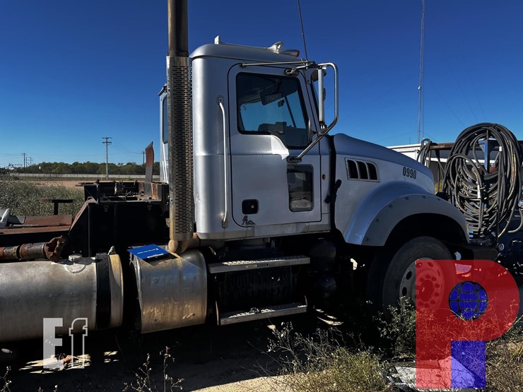 2012-mack-granite-gu713-image-3