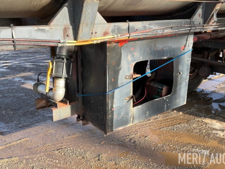 polar-mfg-co.-5,500-gallon-stainless-steel-tanker-image-19