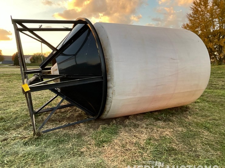 2,500-gallon-poly-tank-on-metal-stand-image-7