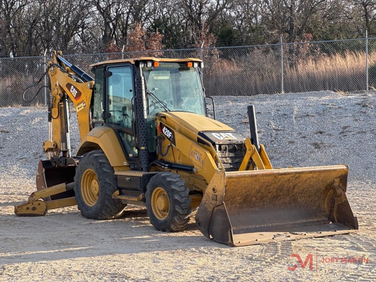 2019-caterpillar-420f2-image-1