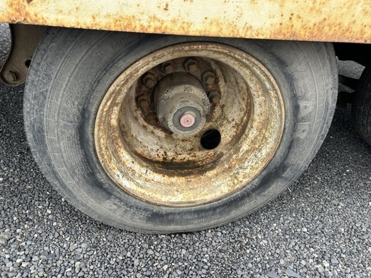 1993-interstate-24'-t/a-equipment-trailer-image-9