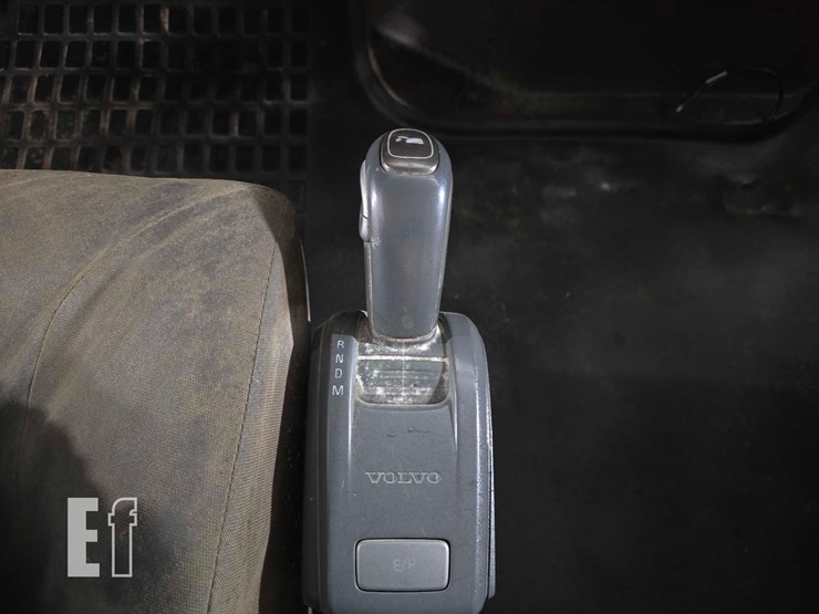 2013-volvo-vnl64t300-image-15