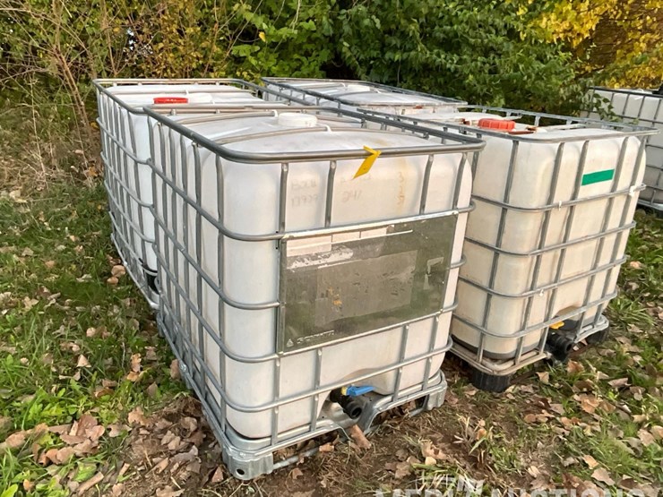 (4)-250-gallon-poly-totes-image-4