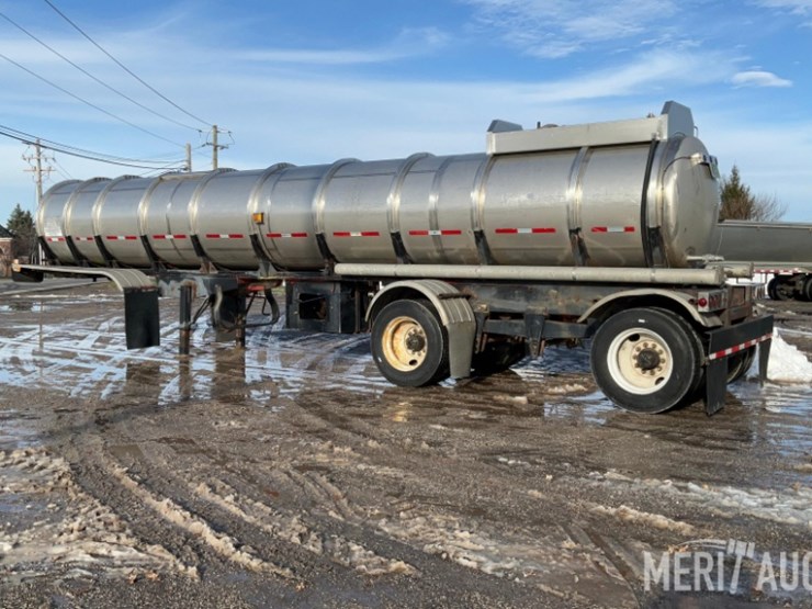 polar-mfg-co.-5,500-gallon-stainless-steel-tanker-image-4