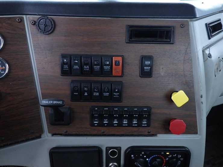 2018-western-star-5700xe-image-34