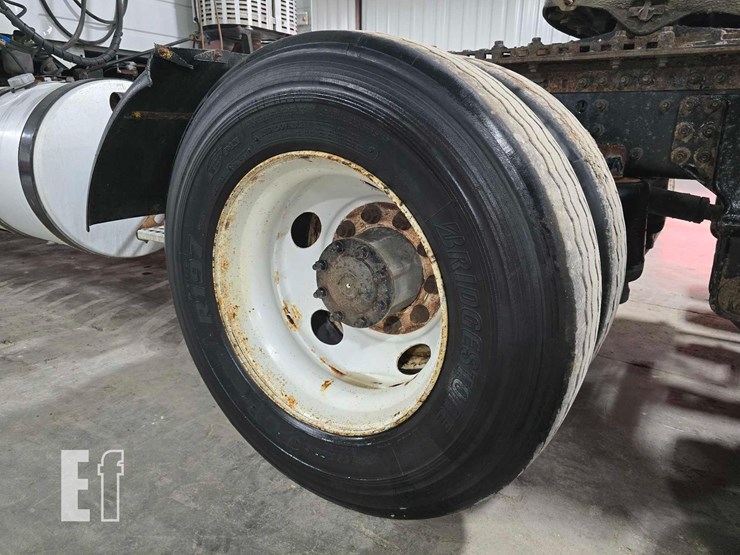 2013-volvo-vnl64t300-image-21