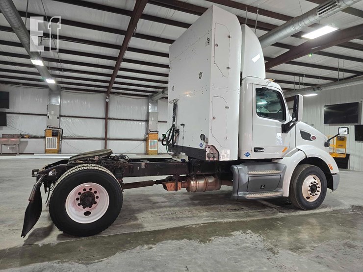 2017-peterbilt-579-image-4