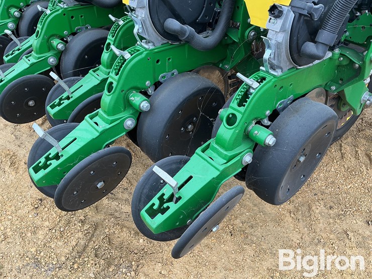 2025-john-deere-db60-image-13